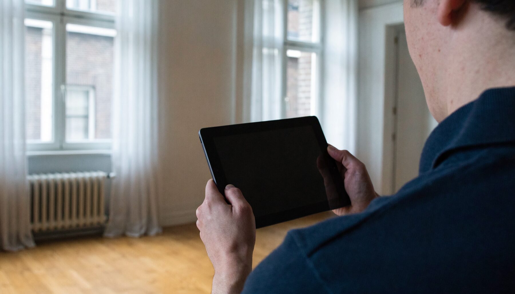 EP-adviseur werkt op een iPad tijdens een opname in een woning