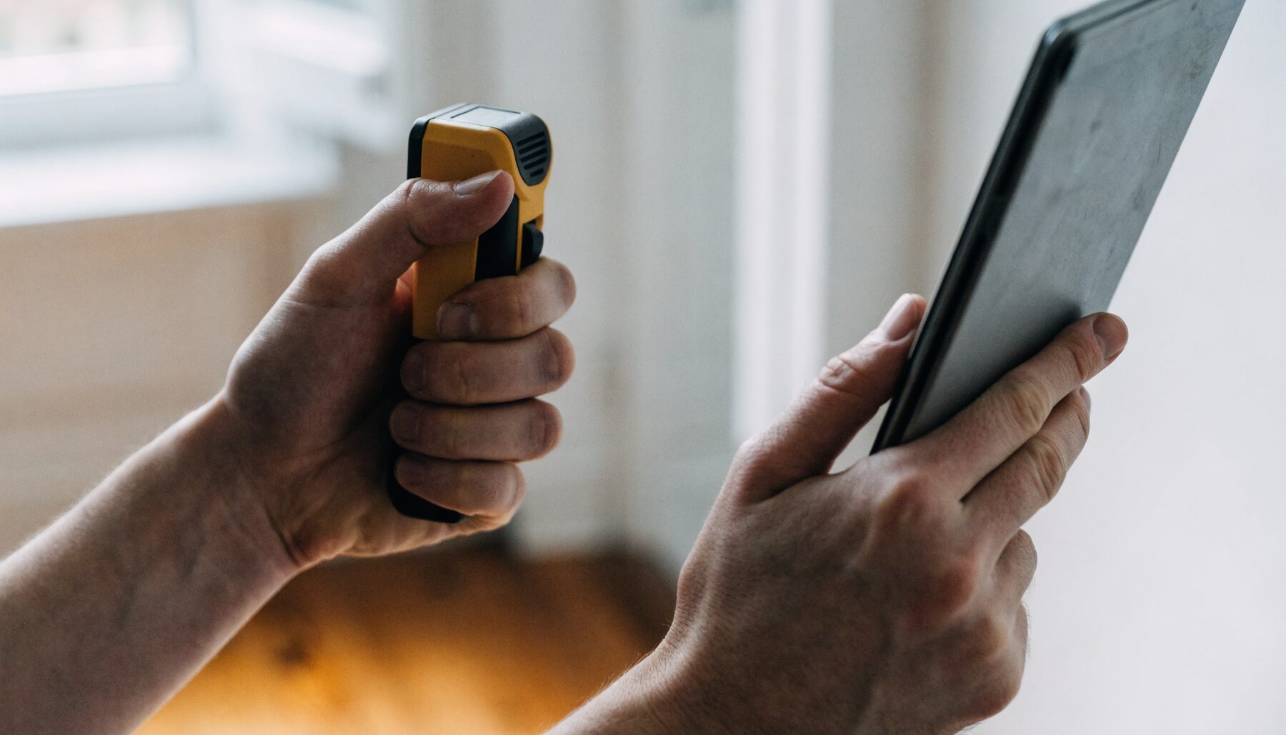 Bosch Bluetooth-lasermeter naast een iPad