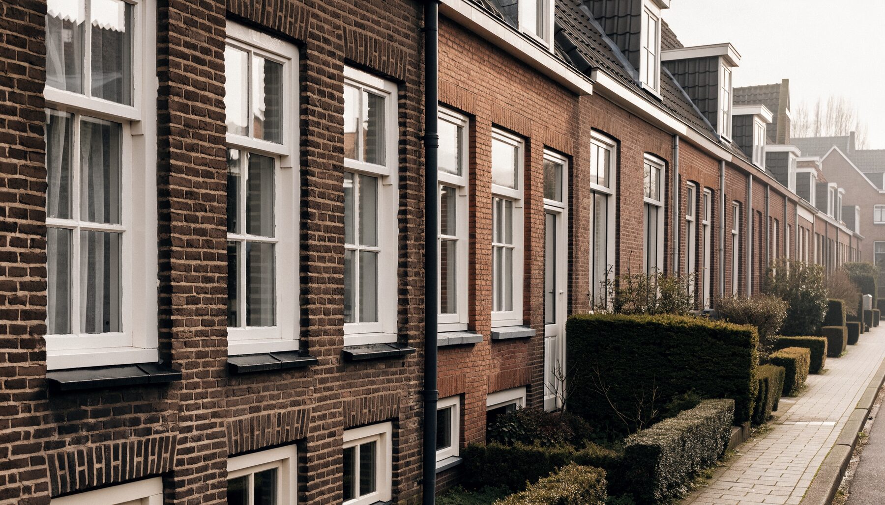 Rij gelijke woningen in een complex